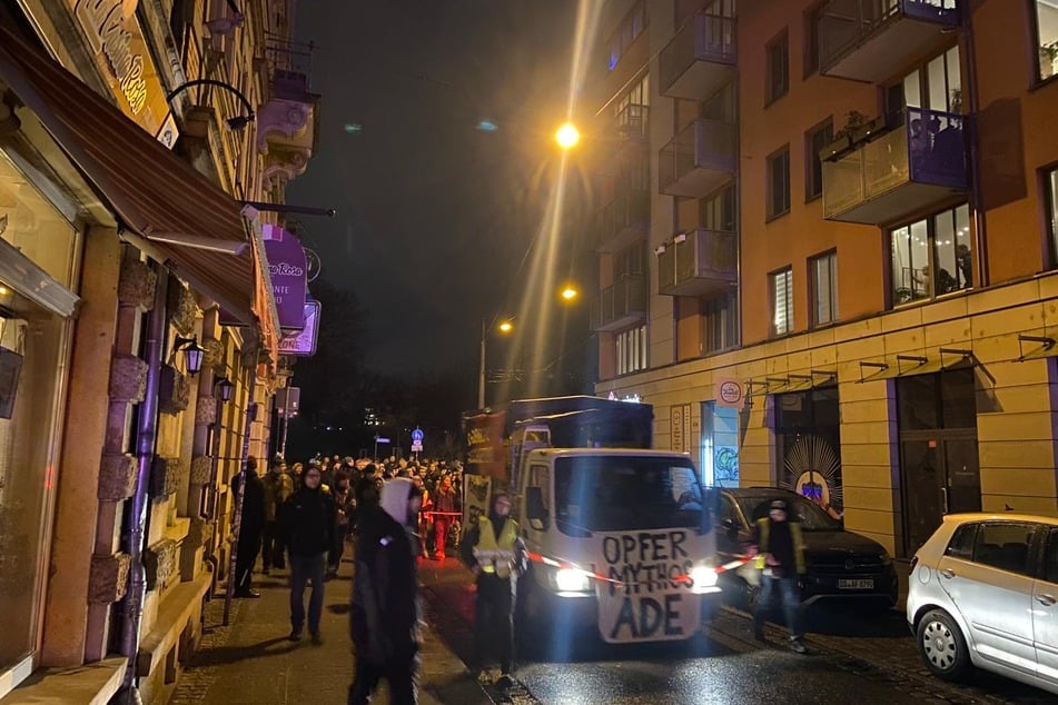 Hunderte laufen vom Alaunpark aus ...