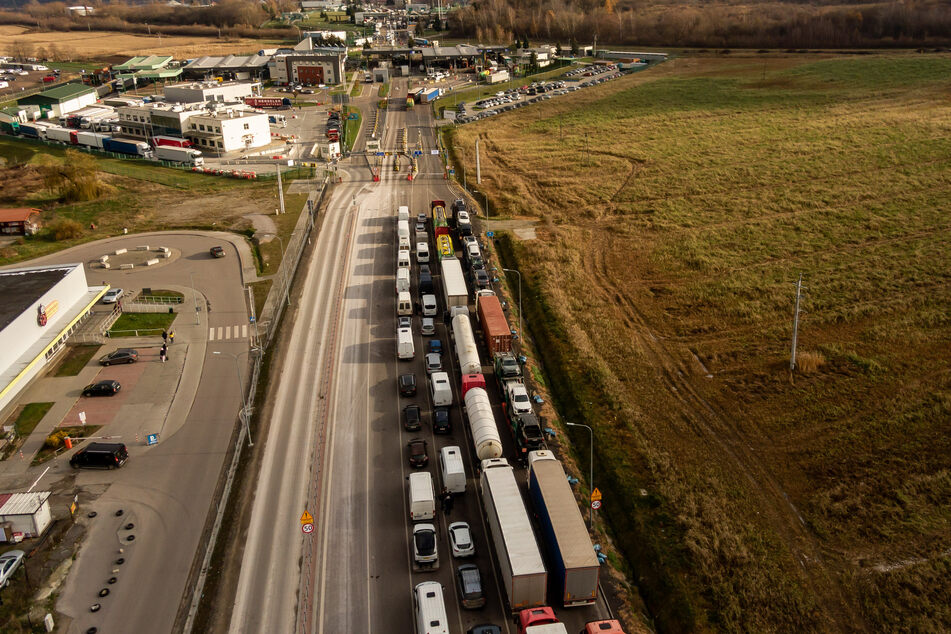 Lastwagen stehen in langen Schlangen hintereinander, um die Grenze in Medyka zu überqueren. Das Foto stammt von einer Blockade aus dem November 2023.