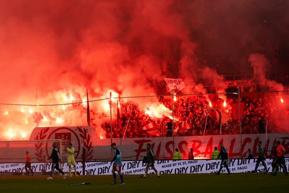 Der FC St. Pauli wurde für das Abbrennen von Pyrotechnik während des Derbys gegen den HSV durch den DFB mit einer Geldstrafe belegt.