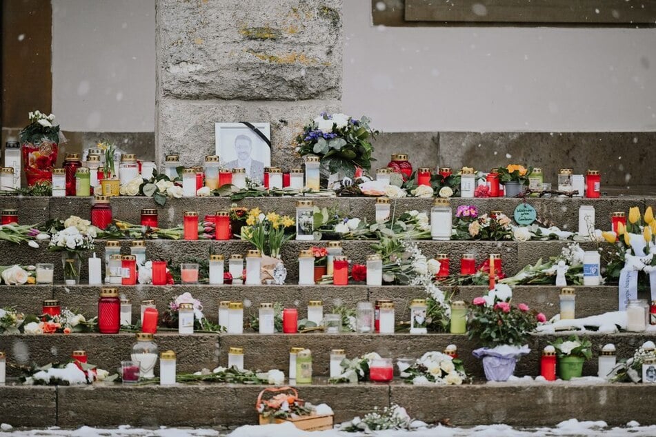 Vor dem Rathaus in Gerabronn wurden zahlreiche Blumen und Kerzen abgelegt.