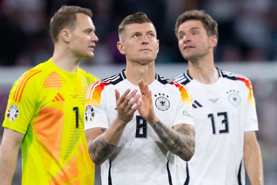 Drei Weltmeister werden vom Deutschen Fußball-Bund (DFB) am heutigen Montag offiziell verabschiedet: Manuel Neuer (38, l-r), Toni Kroos (34) und Thomas Müller (35).