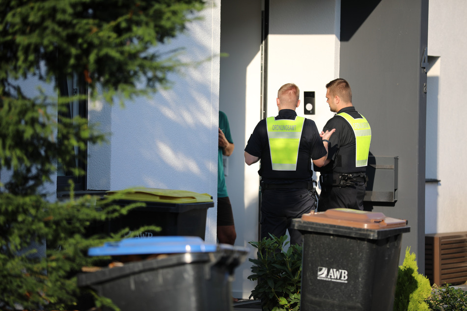 Das Kölner Ordnungsamt hat mit dem ersten Klingelrundgang begonnen. Alle Personen müssen den Gefahrenbereich verlassen.