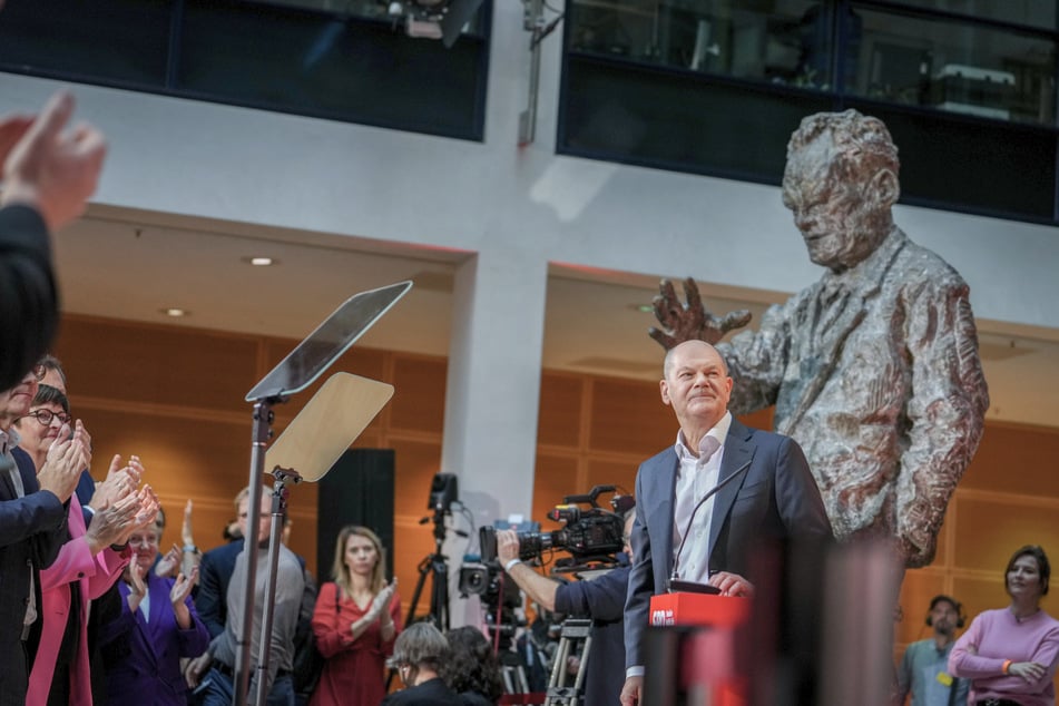 Bundeskanzler Olaf Scholz (66, SPD) nahm bei der sogenannten "Wahlsiegkonferenz" der SPD in Berlin den Beifall der Delegierten entgegen - und kritisierte die FDP scharf.