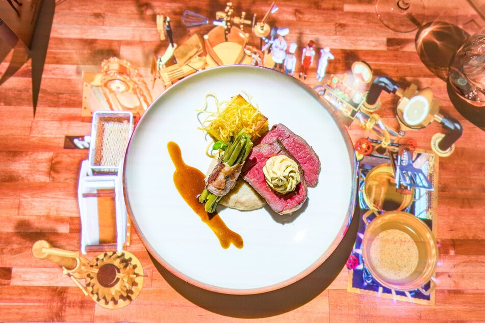 Der Hauptgang: Roastbeef, Bohnenmousse, eingelegte Kartoffel, Speckbohnen.