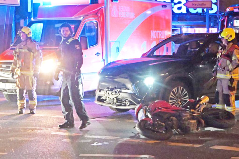 Crash in Kreuzberg: SUV kracht in jungen Biker und verletzt ihn