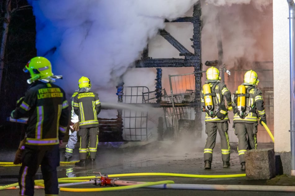 Die Einsatzkräfte konnten das Übergreifen der Flammen auf den Supermarkt verhindern.