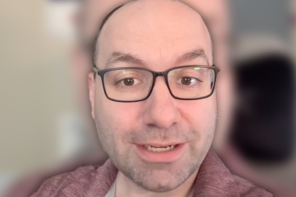 Adam James ist Physiotherapeut und hat auch in diesem Fach seinen Doktortitel erhalten. Arzt ist er allerdings nicht.