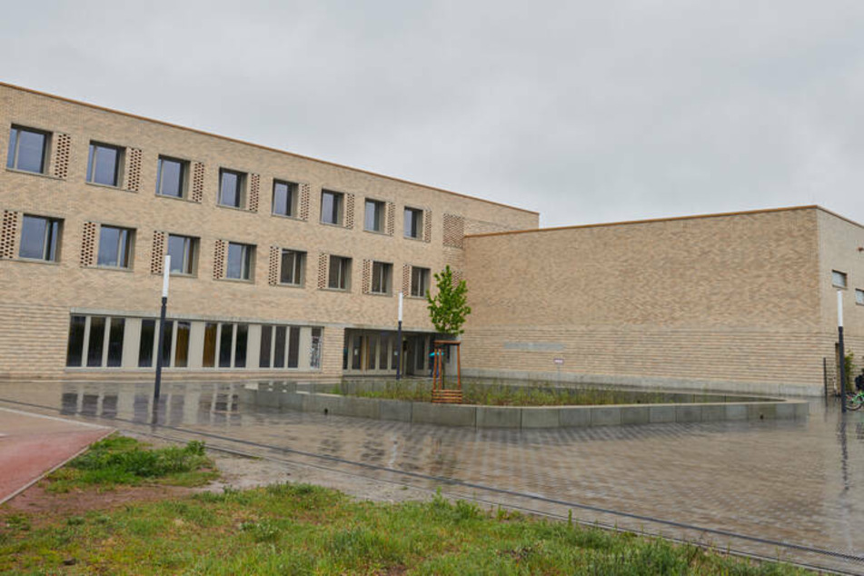 Im Mai 2019 wurde ein goldenes Vogelnest aus dieser Grundschule in Berlin-Biesdorf gestohlen.