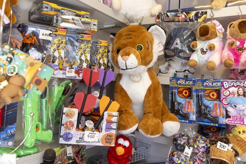 Kollegen haben das Preisregal ihres Standes wieder aufgefüllt.