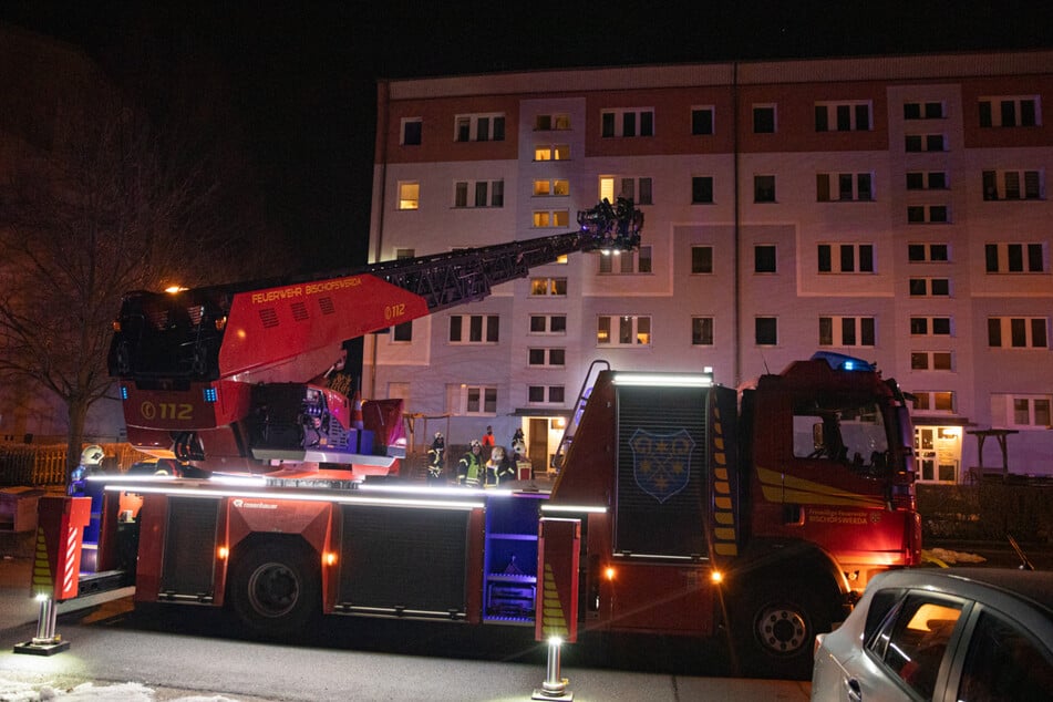 Einsatz der Drehleiter: Die Feuerwehr am Mehrfamilienhaus an der Maximilian-Kolbe-Straße in Bischofswerda.