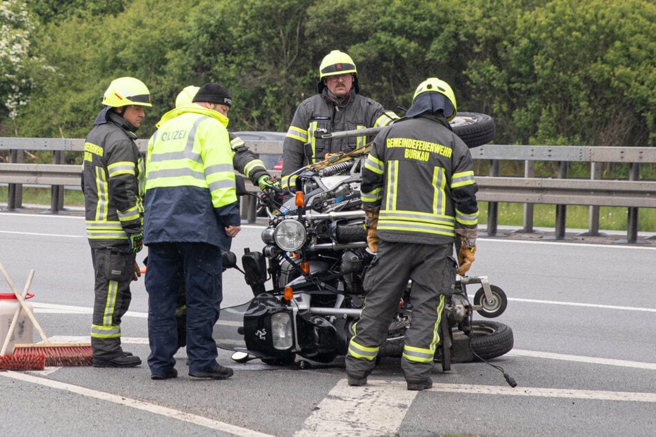 Einsatzkräfte der Feuerwehr hoben den Anhänger zurück auf die Seite. Fahrbereit war der Anhänger jedoch denn nicht mehr.