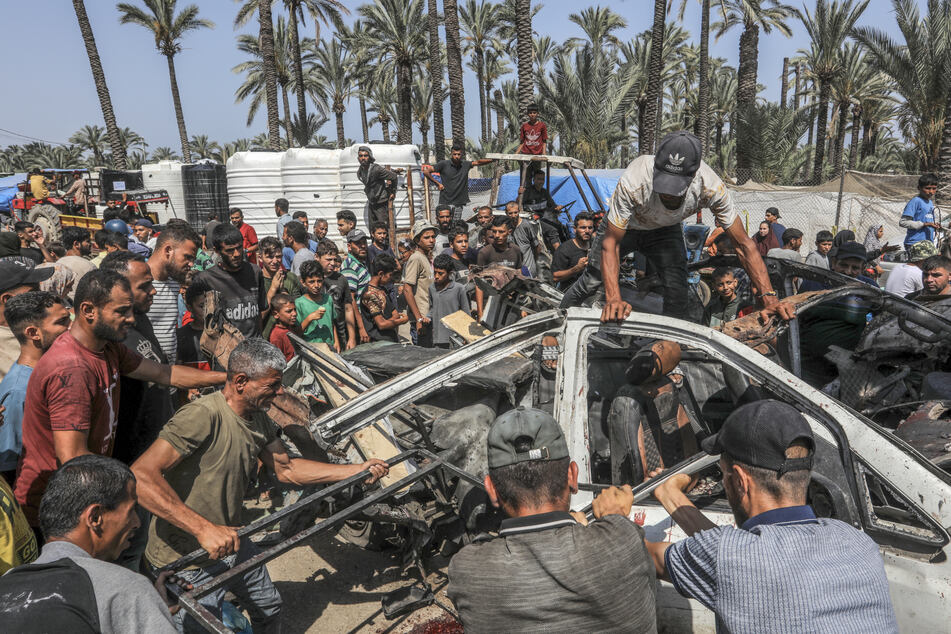 Beim Angriff der israelischen Truppen auf Deir al-Balah erwischte es auch dieses Auto.