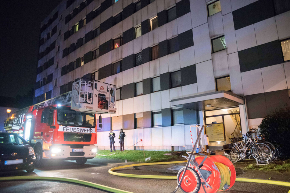Mit einer Drehleiter hat die Kölner Feuerwehr am Montagmorgen einen Mann aus seiner brennenden Wohnung gerettet.