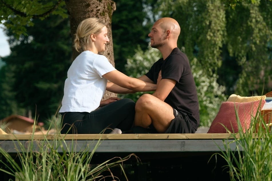 Bei einem romantischen Date kommen Lina (26) und Daniel (31) sich näher.