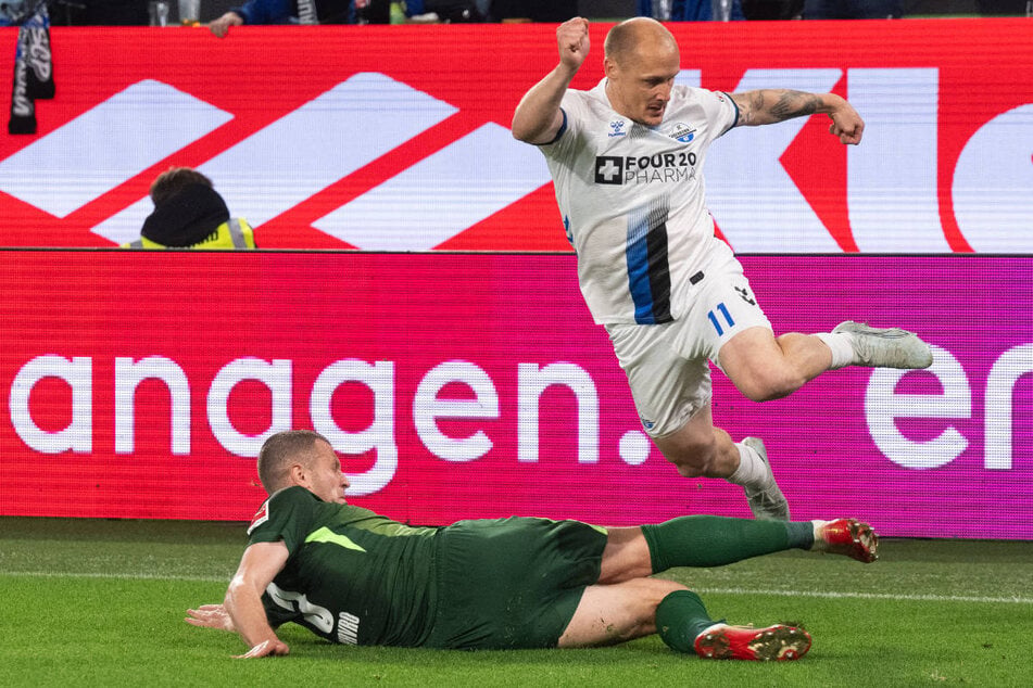 Der Ex-Unioner Sven Michel (35, r.) hat in der Bundesliga-Relegation überraschend den haushohen Favoriten VfL Wolfsburg mit seinem SC Paderborn niedergerungen.