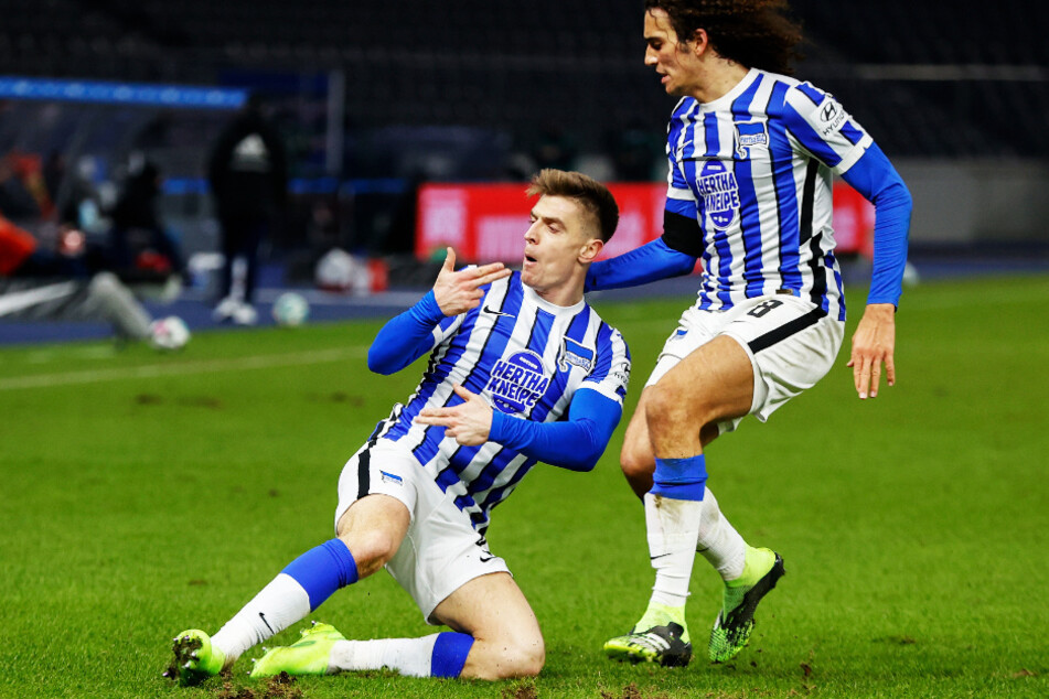 Herthas Krzysztof Piatek (l.) bejubelt sein Tor zum 2:1 mit Matteo Guendouzi.