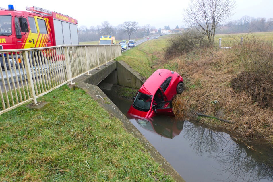 Das Auto war zuvor von der Straße abgekommen.