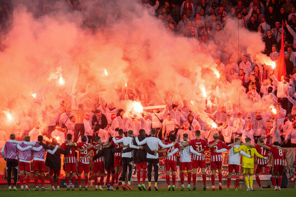 In Malmö wurden aus dem Union-Fanblock Feuerwerksraketen auf Tribünen geschossen und ein sehr lauter Böller gezündet.