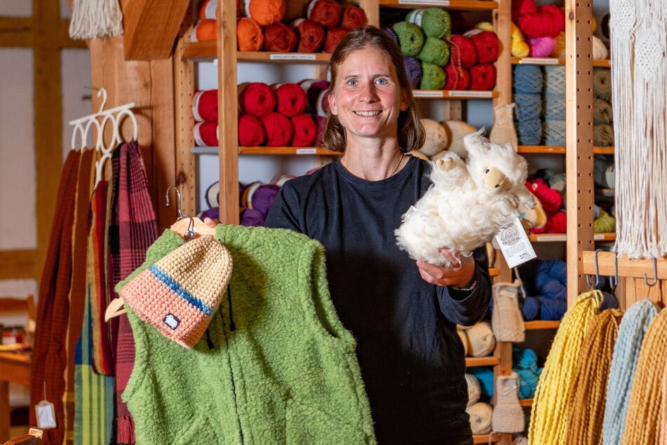 Der Winter kann kommen: Manja Drutschmann mit einigen Produkten, die es in der Spinnstube zu kaufen gibt.