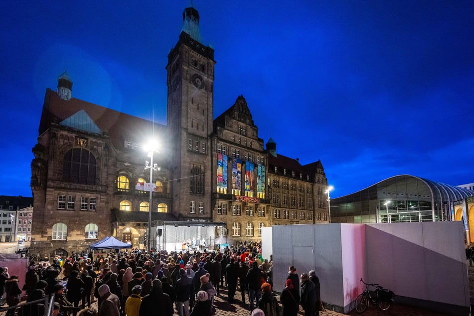 Heute wird auf dem Neumarkt der Friedenstag zur Erinnerung an die Bombardierung von Chemnitz eröffnet.