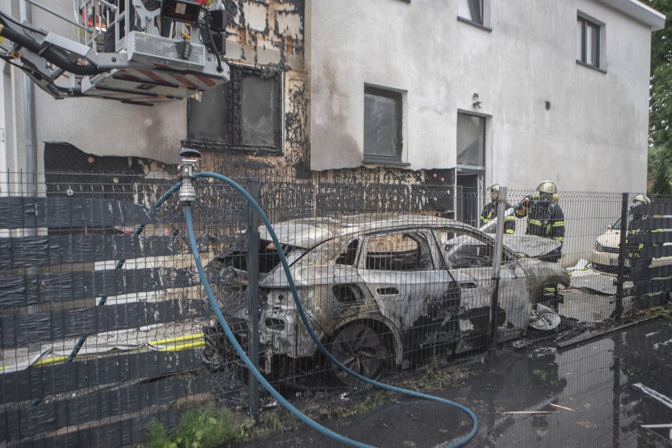 Das E-Auto brannte vollständig aus, das Mehrfamilienhaus konnte gerettet werden.