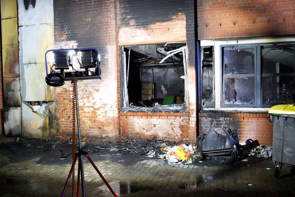 In Bremen-Gröpelingen hat es am Dienstagabend an einer Schule gebrannt. Die Feuerwehr war im Großeinsatz, verletzt wurde niemand.