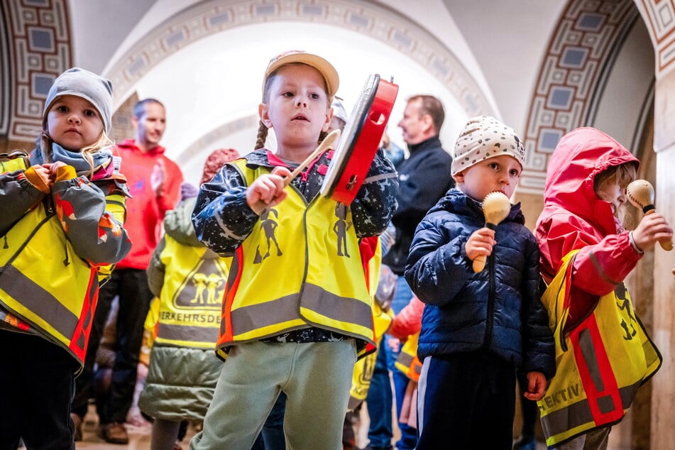 Kinder der Kitas "Krabbelkäfer" und "Zwergenland" hatten bereits im September im Rathaus gegen die Schließung ihrer Kitas Nähe Techno-Campus protestiert.