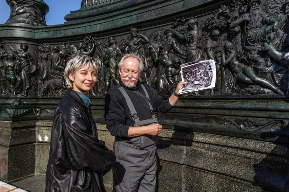 Denkmalpfleger Andreas Kunze (66) zeigt der angehenden Restauratorin Laura Hahn (24), wie das König-Johann-Denkmal noch vor zehn Jahren aussah.