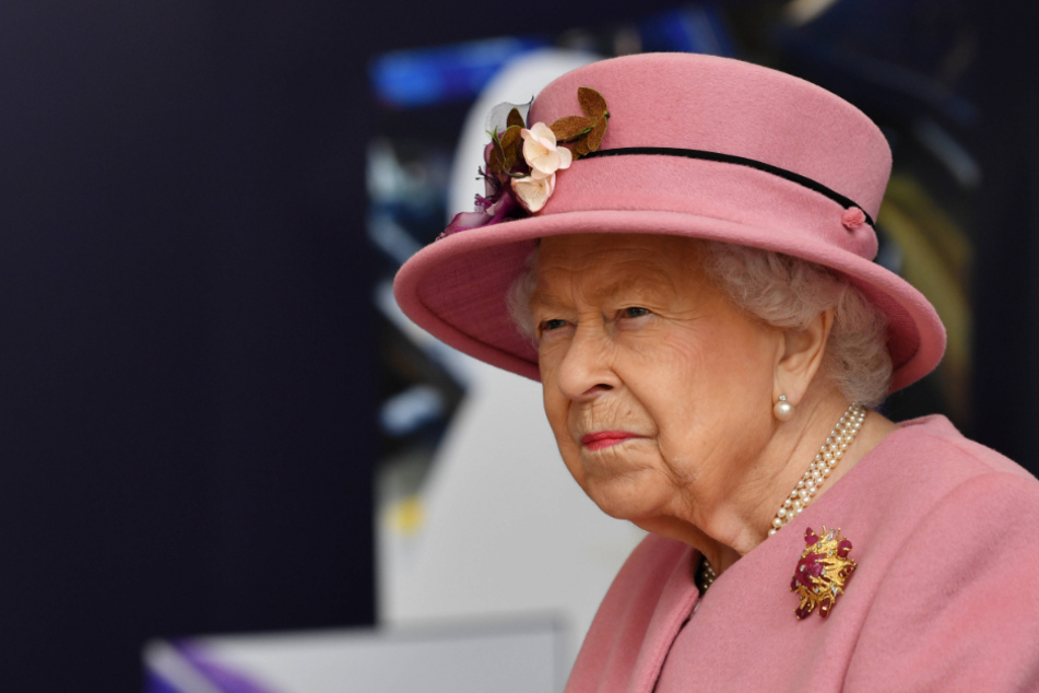 Palace thief gives Queen Elizabeth II a royal pain