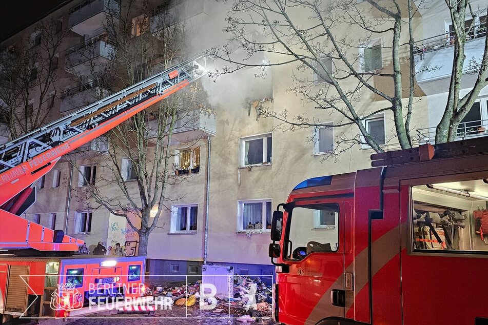 Berlin: Feuerwehr mit Atemschutz im Einsatz: Wohnungsbrand in Berlin gelöscht