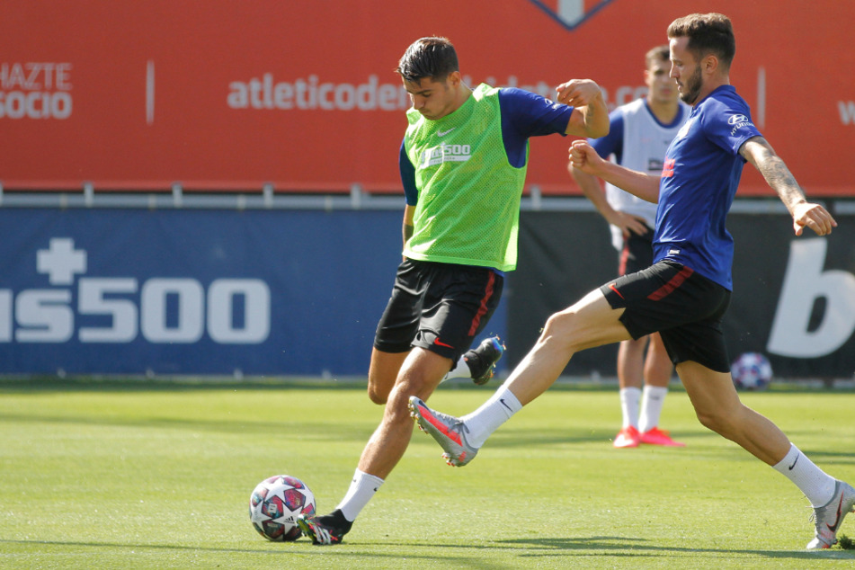 Atlético Madrid, hier die Spieler Alvaro Morata (links) und Saul Niguez im Training, ist knapp zwei Wochen vor der Partie gegen RB Leipzig noch immer auf der Suche nach Testspielgegnern.