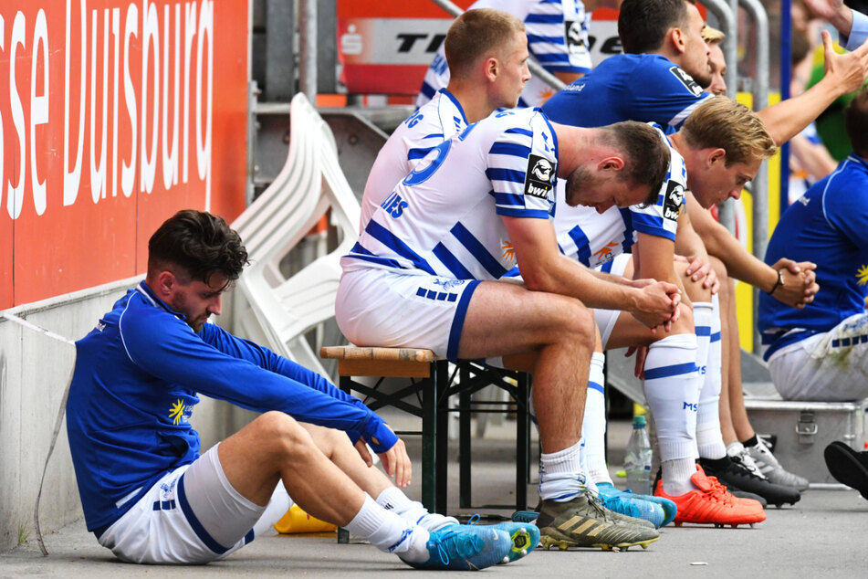 Die MSV-Kicker um Moritz Stoppelkamp (34, l.) ließen nach dem geplatzten Traum von der Relegation die Köpfe hängen.