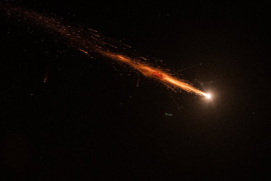 Eine vom Iran abgeschossene Rakete ist über Tel Aviv zu sehen. (Archivbild)