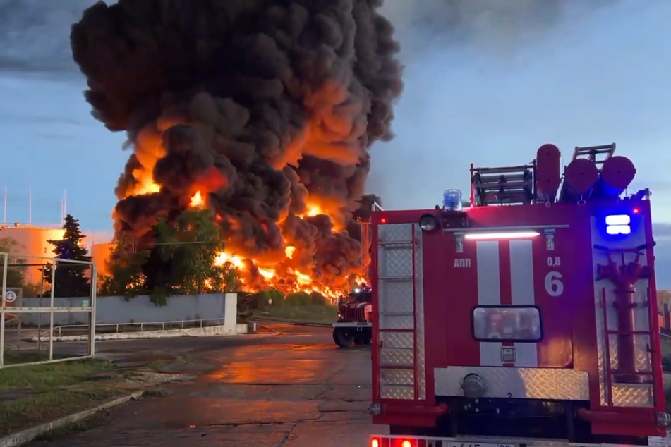 Auf diesem vom Telegram-Kanal des Gouverneurs von Sewastopol Michail Raswoschajew veröffentlichten Bild sieht man Rauch und Flammen aus dem brennenden Treibstofftank in Sewastopol auf der Krim aufsteigen.