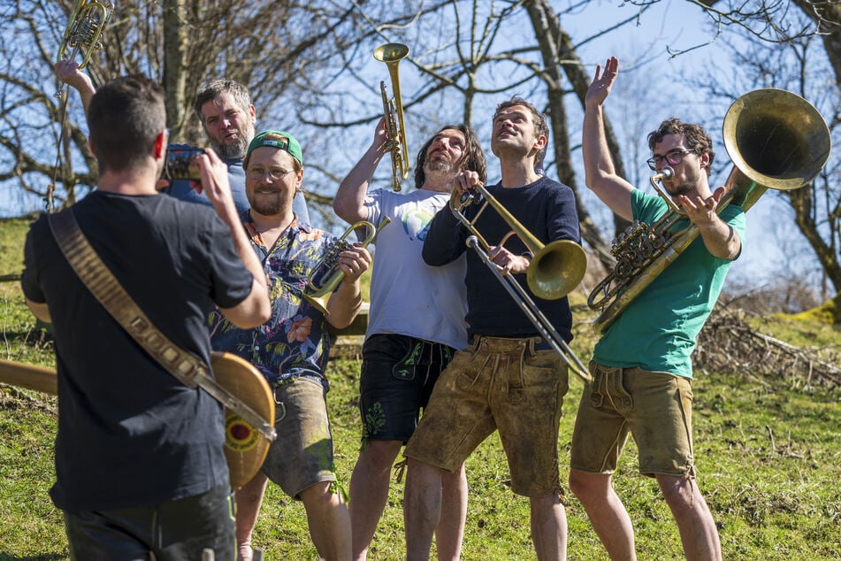 Die Mitglieder der Band LaBrassBanda bringen ein neues Album heraus.