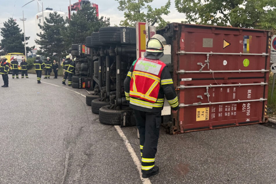 Lastwagen stürzt in Kurve auf die Seite und sorgt für Chaos im Hafen