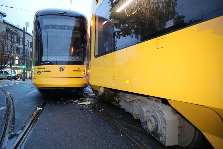 Die Trams wurden bei dem Zusammenstoß schwer beschädigt.