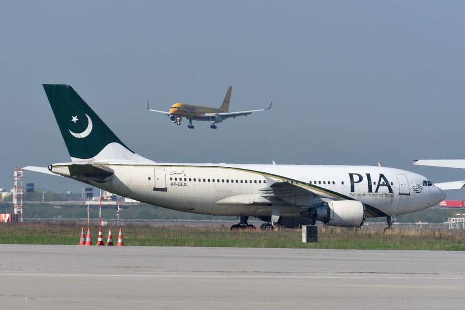So sah das Flugzeug aus, als es 2016 nach Leipzig kam. Damals klebte noch das Logo der Airline außen an der Maschine. (Archivbild)