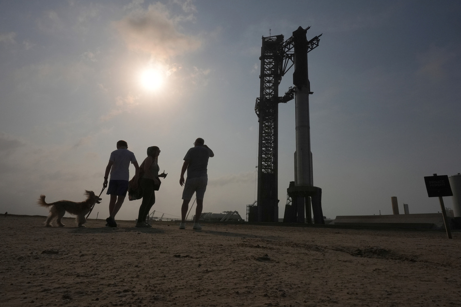 Bevor das "Starship" in Richtung Weltraum abhob, schauten sich Spaziergänger ehrfürchtig die Rakete an.