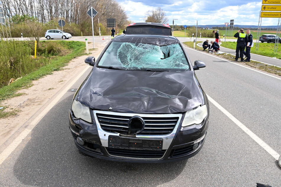 Die Frontscheibe des Autos wurde bei dem Unfall in Euskirchen komplett zerstört.