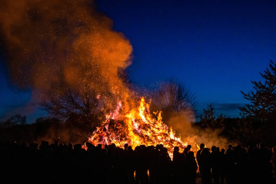 Deutschlandweit wurde am gestrigen Abend die Walpurgisnacht mit großen Hexenfeuern gefeiert. (Symbolbild)