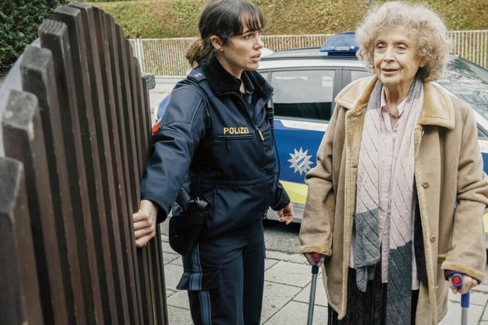 Polizeioberkommissarin Elisabeth "Bessie" Eyckhoff hilft der einsamen alten Dame.