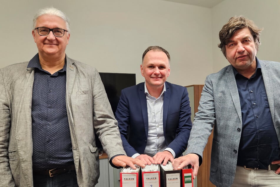 Die Linken-Politiker Tilo Kießling (54), André Schollbach (46) und Jens Matthis (58, v.l.) treiben die Autogrammsammlung weiter entschlossen voran.