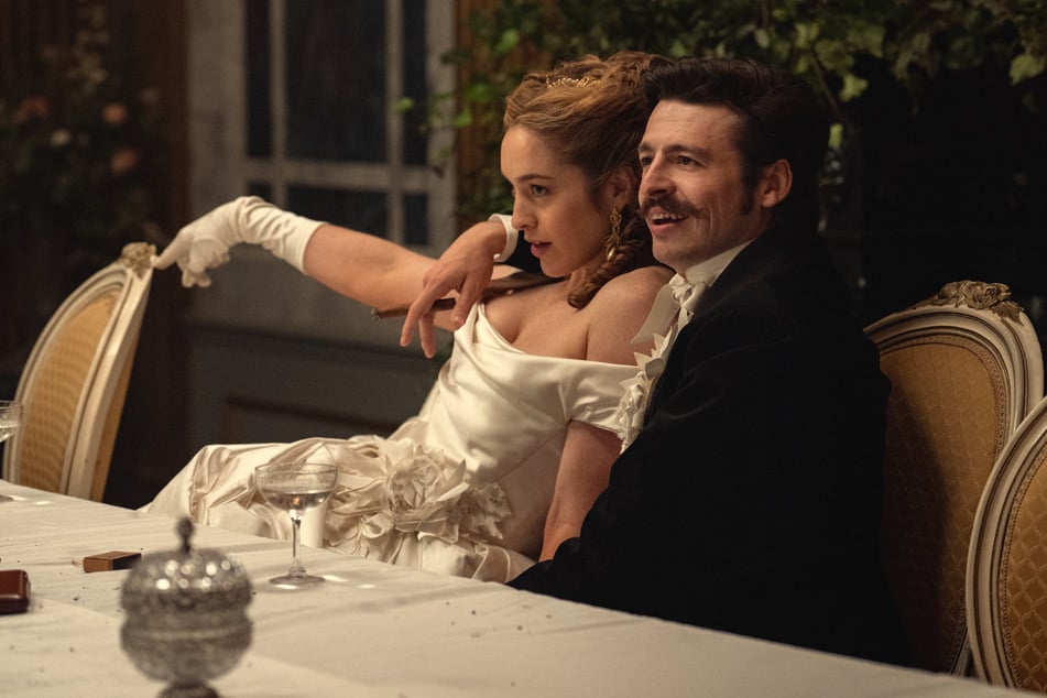 Hättet Ihr ihn erkannt? Anthony Boyle (31) spielte voriges Jahr in "Masters of the Air" mit, kehrt in "House of Guinness" als eine der Hauptfiguren zurück.