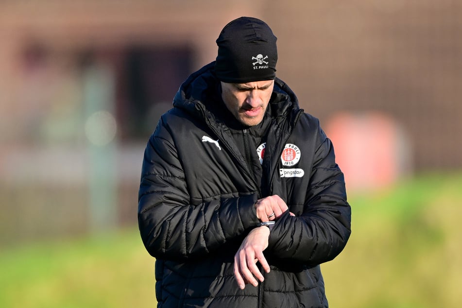 St. Paulis Trainer Alexander Blessin (52) hat eine kurz, aber knackige Vorbereitung aufgestellt.
