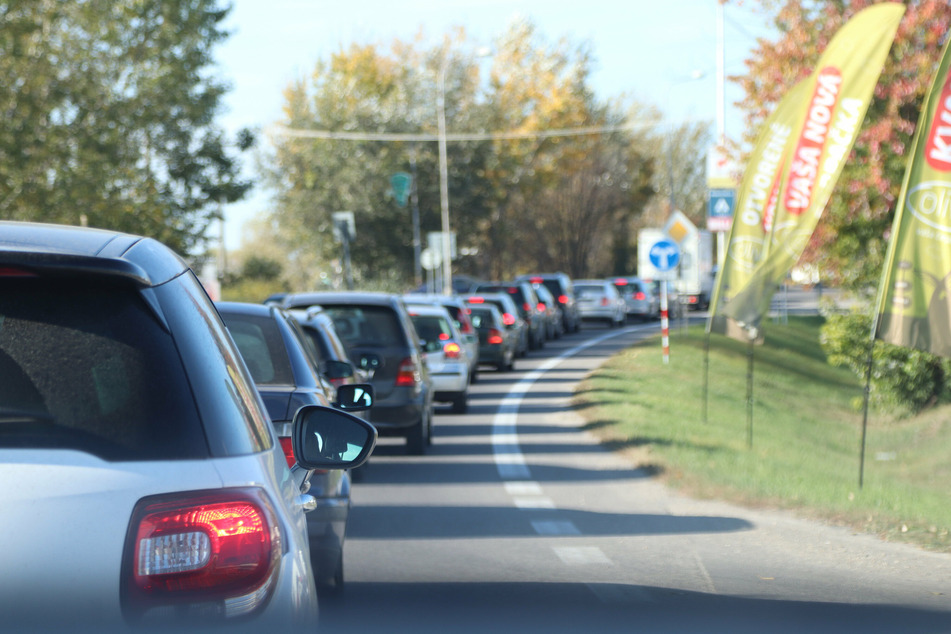 Der durch den Zeugen gemeldete Autokorso in Siegen soll den Verkehr am Samstag erheblich behindert haben. (Symbolbild)