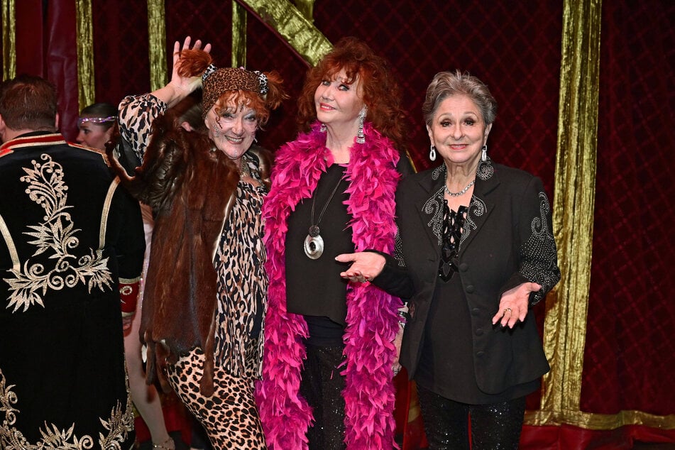 Dagmar Gelbke (75, v.l.r.), Regina Thoss (78) und Dagmar Frederic (80) geben sich am Freitagabend die Ehre.