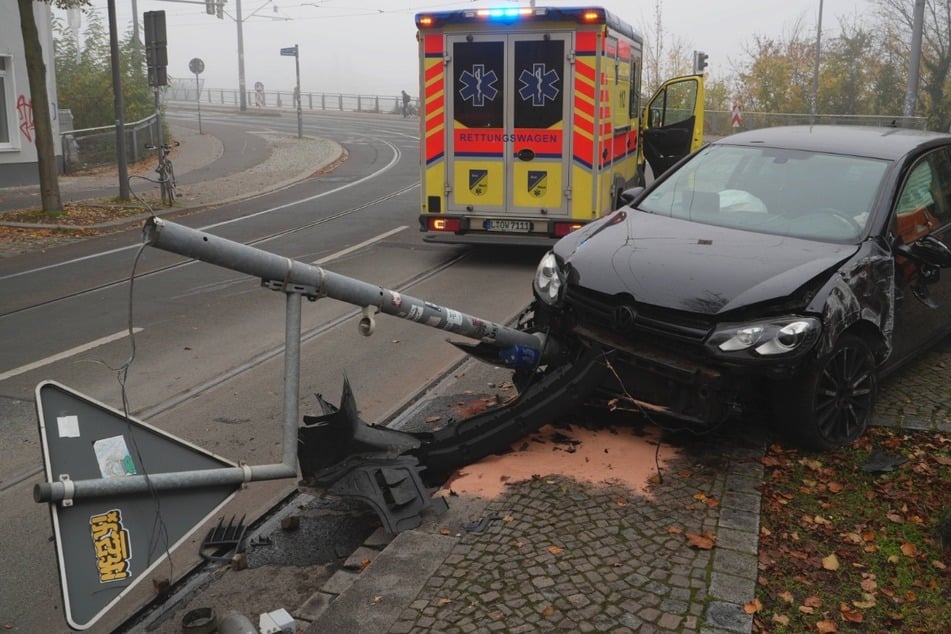 Ein Verletzter bei Unfall in Leipzig: Betrunkener VW-Fahrer (23) fällt Tram-Ampel