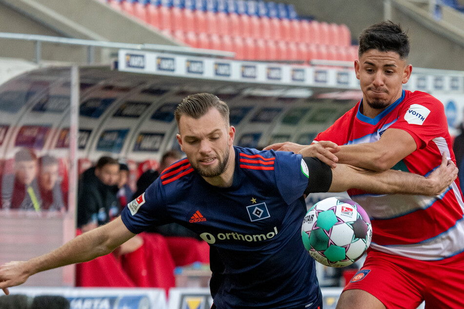 Stürmer Manuel Wintzheimer (22, l.) ist einer der Gewinner der Vorbereitung beim Hamburger SV. Der 22-Jährige dürfte seinen Platz in der Startelf sicher haben. (Archivfoto)
