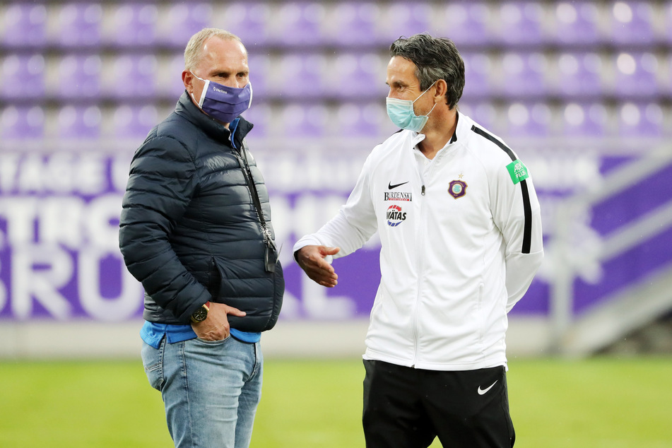 Präsident Helge Leonhardt (l.) will den Deal unbedingt perfekt machen. Trainer Dirk Schuster äußerte sich eher zurückhaltend dazu.